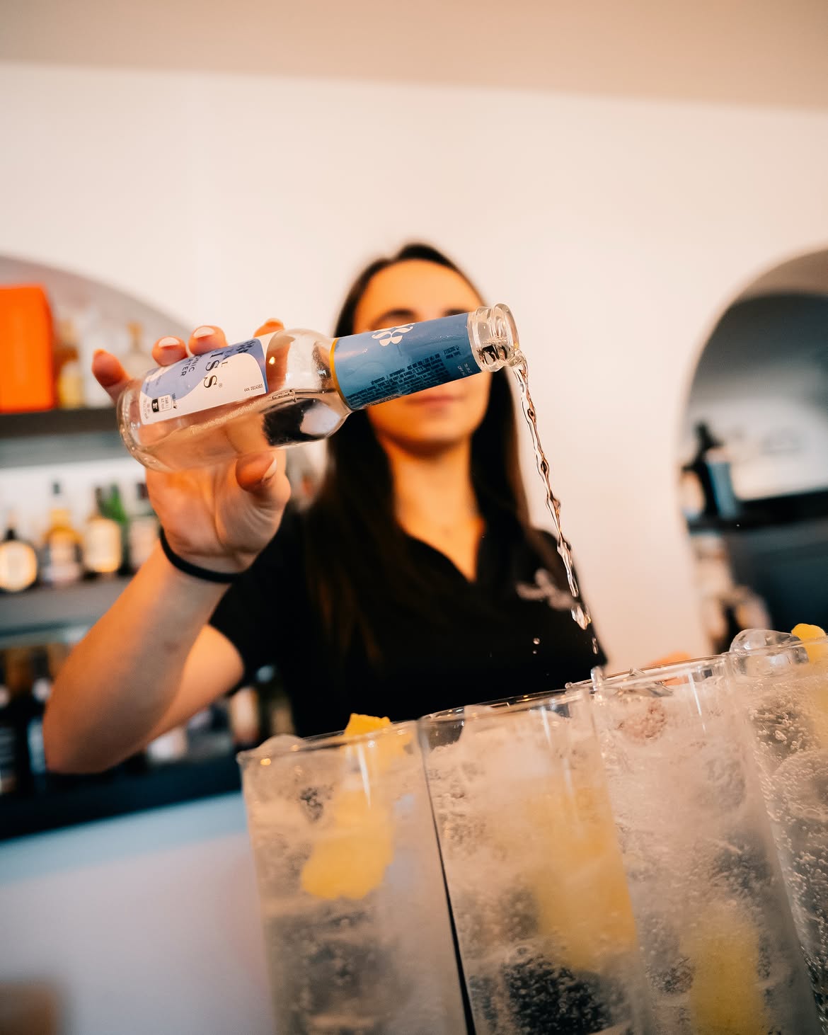 Bartender preparando gim-tônicas no bar