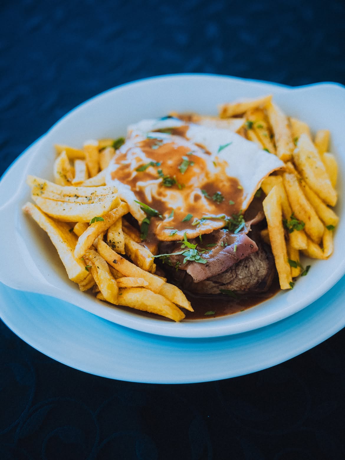 Bife à Dom Baco com ovo frito, molho francesinha e batata frita