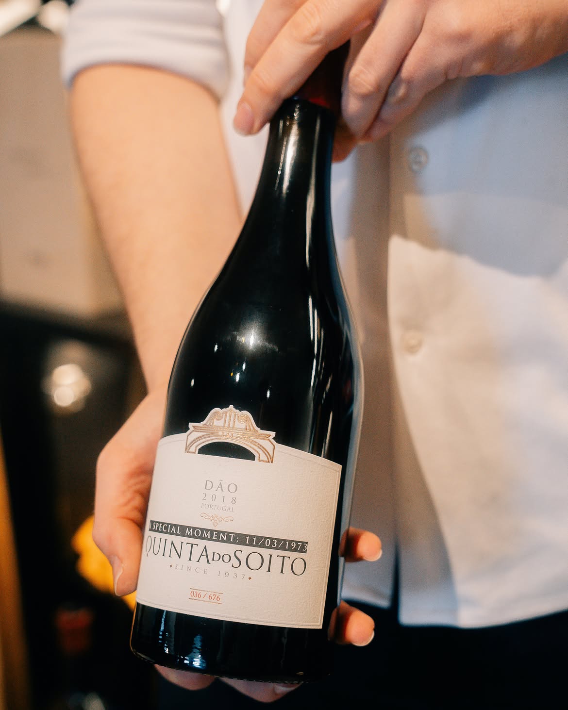 Garrafa de tinto do Dão Quinta do Soito 2018 apresentada por um membro da equipe